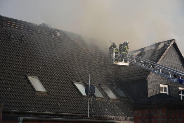 POL-ROW: Brand eines Wohn- und Geschäftshauses ++  Zeugen zu Verkehrsunfall gesucht