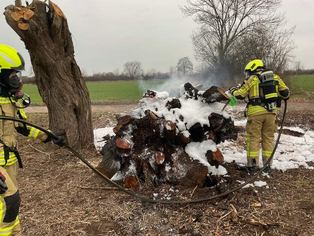 FW Alpen: Freiwillige Feuerwehr Alpen gefordert an den Karnvalstagen