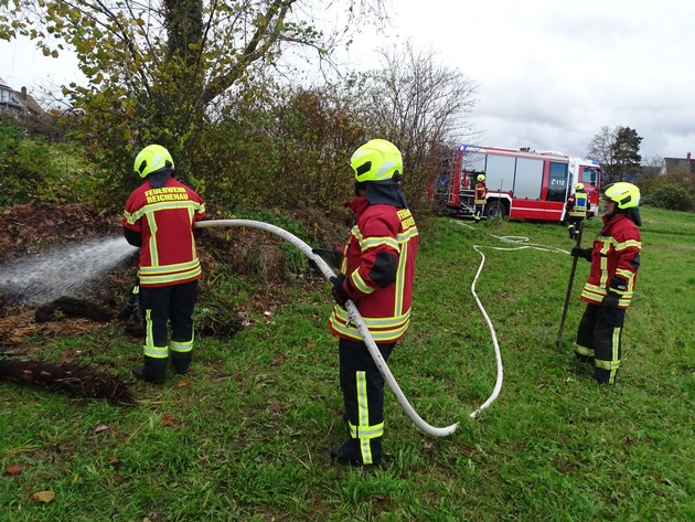 FW Reichenau: Brennender Strohhaufen gelöscht, 17.11.2025, Reichenau-Mittelzell