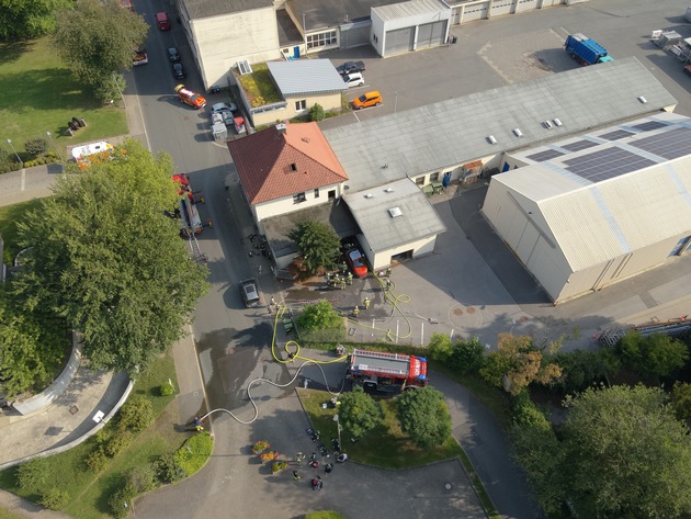 FW-EN: Menschenrettung bei Gebäudebrand und zwei Paralleleinsätze