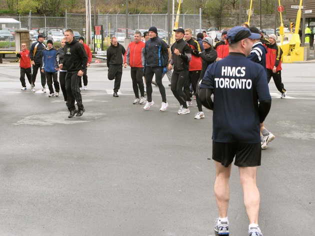 Deutsche Marine - Pressemeldung: &quot;Terry Fox&quot; - Deutsche Marinesoldaten laufen in Kanada für die Krebshilfe