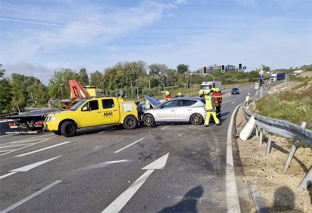 FW Reichenau: Verkehrsunfall nach Kollision von zwei PKW, B33 - Reichenau/Hegne