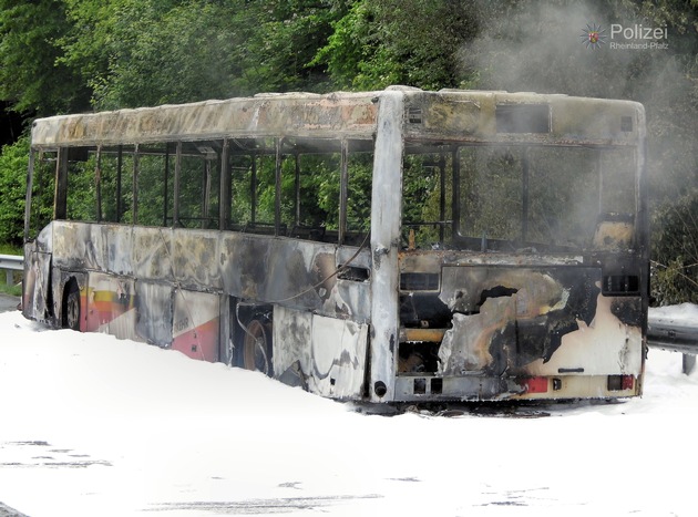 POL-PPWP: A62: Bus ausgebrannt - Autobahn gesperrt