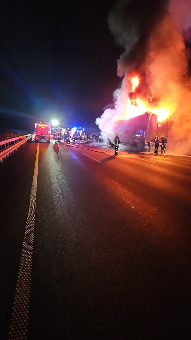 POL-GÖ: (384/2025) A 7: Aufwendige Bergungs- und Umfüllarbeiten nach Lkw-Brand - Sperrung Richtung Hannover dauert an