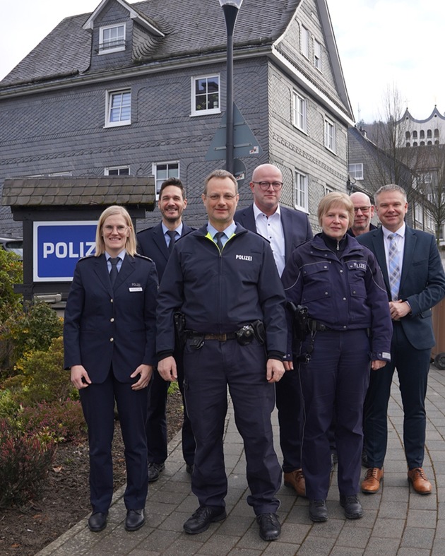 POL-HSK: Neuer Wachleiter für die Polizeiwache Schmallenberg: Polizeihauptkommissar Bernd Waldow übernimmt Verantwortung