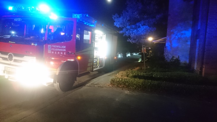 FW-WRN: Feuer_1: Brennt Rindenmulch im Vorgarten