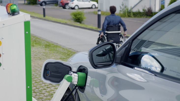 Ford-Werke GmbH: Ford testet Roboter-Ladesäule, die Menschen mit körperlichen Einschränkungen beim Aufladen von Elektrofahrzeugen helfen soll