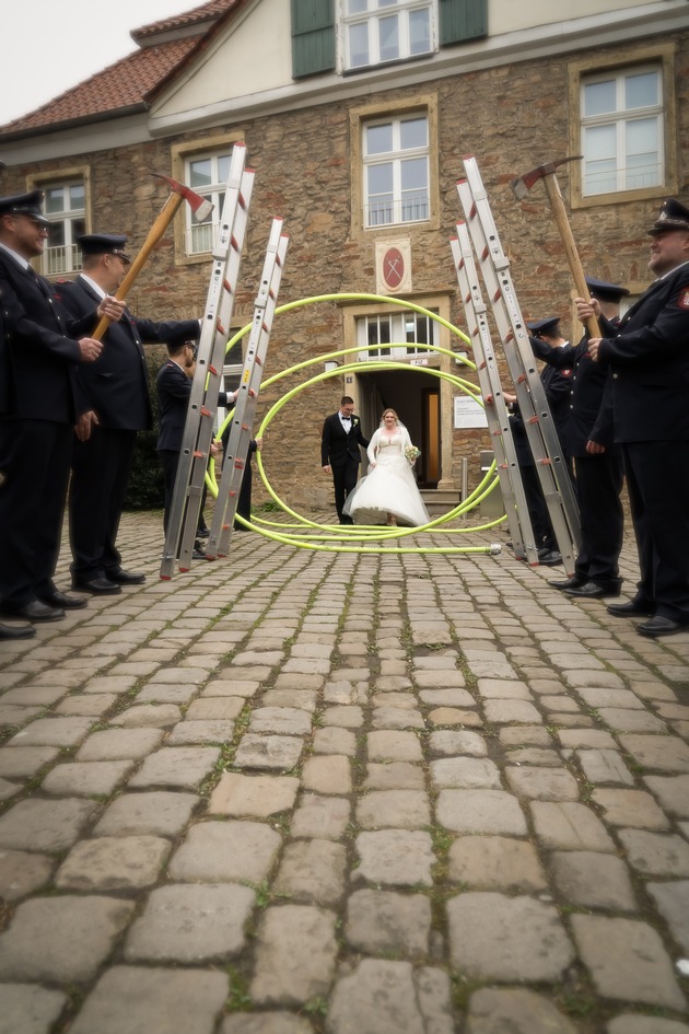 FW-EN: Manja heiratet ihren Tim - Feuerwehr Herdecke stand vor dem Standesamt Spalier