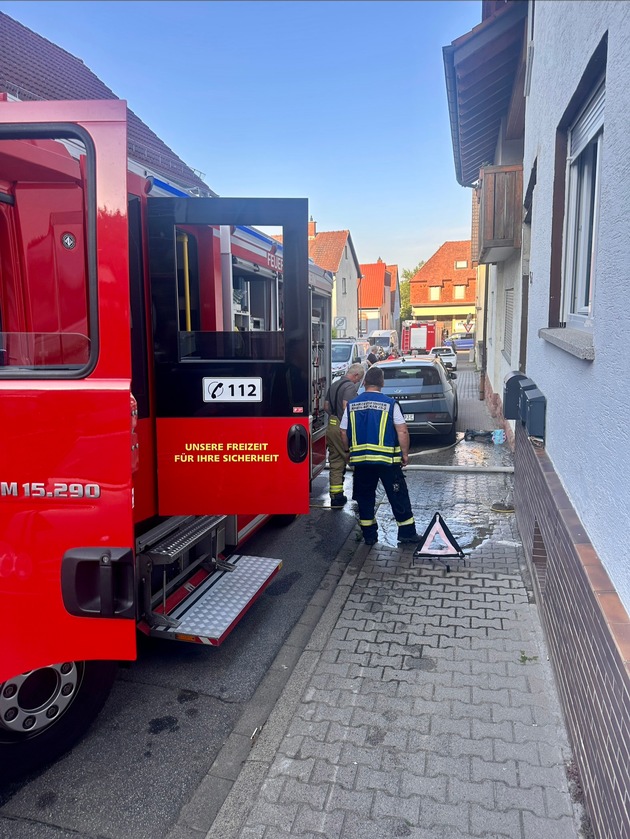 FW Weinheim: Wasserrohrbruch verursacht schwere Sch&auml;den. Weinheimer Feuerwehr und Stadtwerke Weinheim stundenlang gefordert.