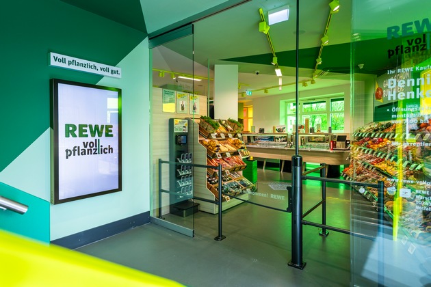 Grüne Großstadtpflanze im Berliner Kiez / REWE eröffnet ersten voll pflanzlichen Supermarkt