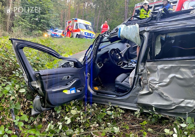 POL-PPWP: Pkw prallt gegen Baum