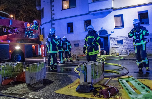 FW-BO: Kellerbrand in einem Mehrfamilienhaus an der Hattinger Straße - Feuerwehr rettet sieben Personen aus verrauchtem Gebäude