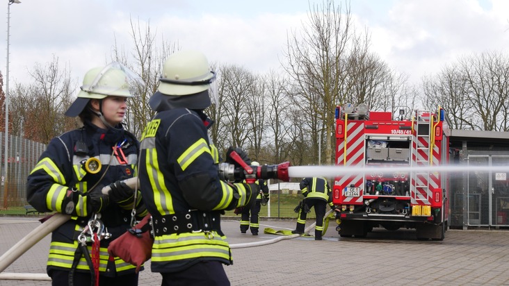 FW Celle: 20 neue Feuerwehrleute erreichen die &quot;Qualifikationsstufe Einsatzfähigkeit&quot; in Celle