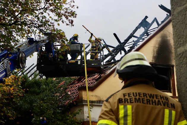 FW Bremerhaven: Dachstuhlbrand in ehemaligem Wohn- und Geschäftsgebäude