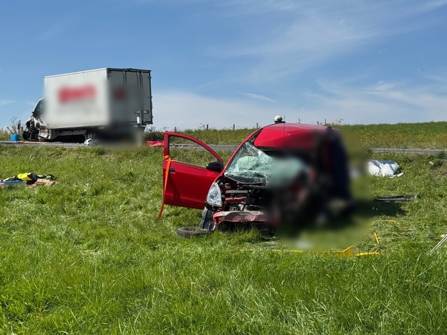 FW VG Westerburg: Frontalzusammenstoß zwischen PKW und Klein-LKW - Fahrerin verstirbt während der Rettung