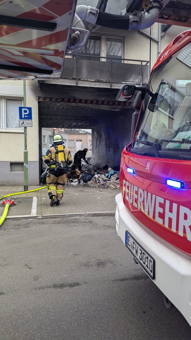 FW-E: Sperrmüllbrand sorgt für starke Rauchentwicklung im Südostviertel