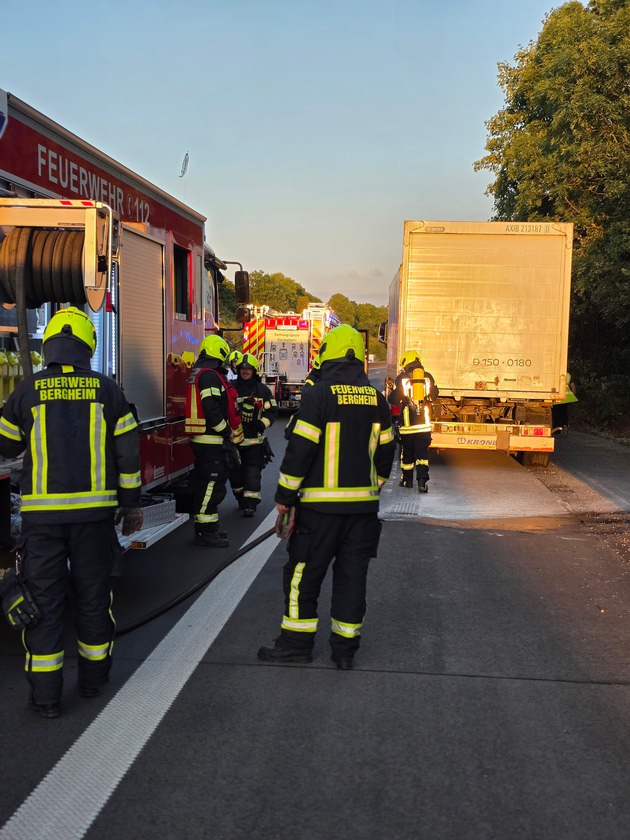 FW Bergheim: LKW brennt auf Autobahn 61 Heißgelaufene Bremse an LKW-Anhänger - Einspurige Sperrung