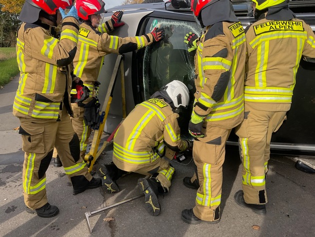 FW Alpen: Verkehrsunfall mit zwei Pkw