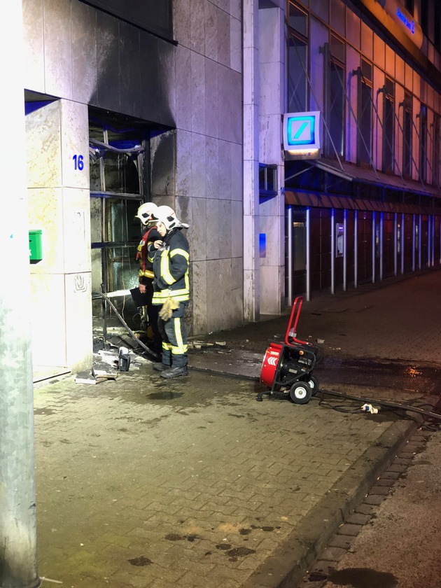 FW-GE: Brennender Müllcontainer in der Gelsenkirchener Innenstadt sorgt für Großeinsatz der Feuerwehr Gelsenkirchen.
