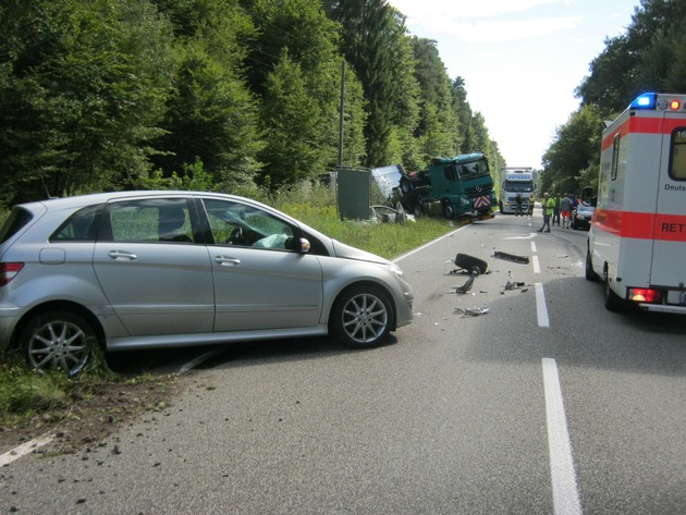 POL-PDLD: Wörth - PKW stößt mit entgegenkommendem LKW zusammen