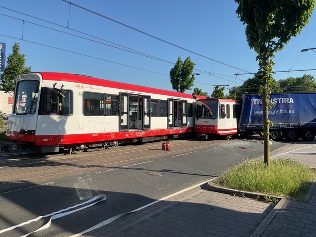 FW-DO: Schwerer Verkehrsunfall zwischen einem LKW und zwei Stadtbahnen