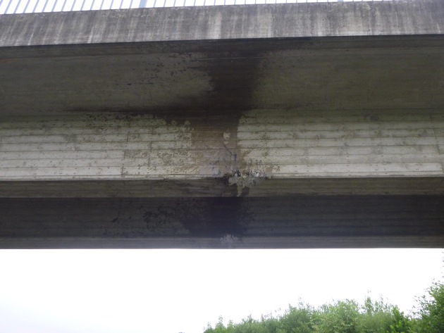 POL-KS: Fuldatal (Landkreis Kassel):
Auf Lkw geladener Bagger beschädigt Brücke über B 3 im Schocketal
