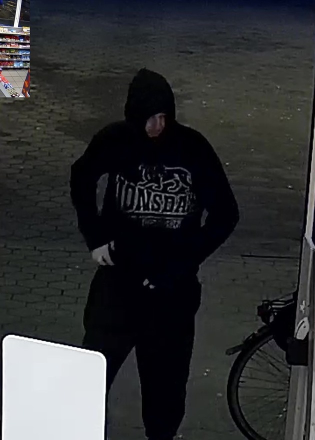 POL-AUR: Aurich - Zeugen nach Raub auf Tankstelle gesucht (Fotos des Täters)