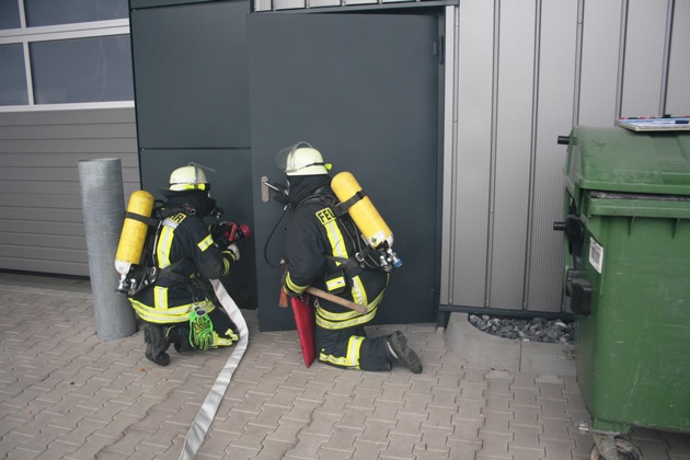 FW-AR: Basislöschzug 4 erprobt seine Leistungsfähigkeit - Zusammenarbeit bei Jahresübung funktioniert reibungslos