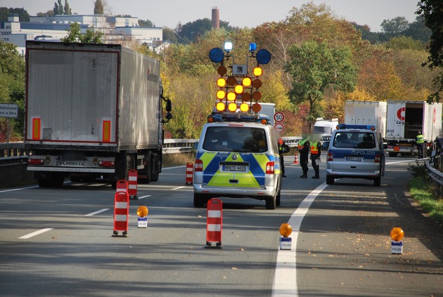 POL-HF: Kooperative Straßenverkehrskontrolle -
88 Fahrzeuge angehalten und kontrolliert