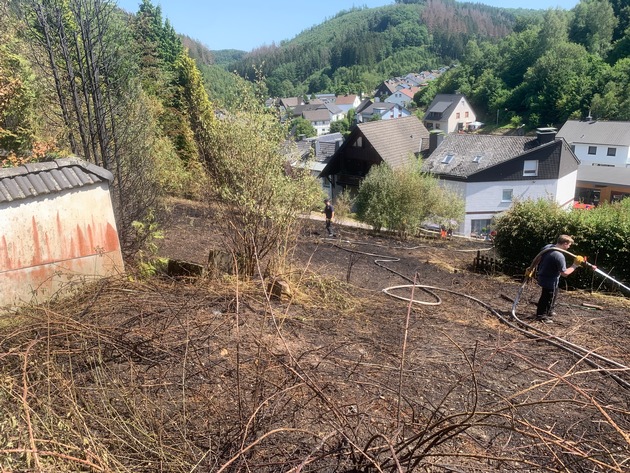 FW-OE: Vegetationsbrand bedrohte Wohnhäuser