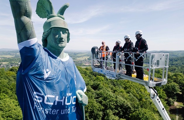Schüco International KG: Main sponsor Schüco thrilled by sporting success / Schüco dresses Germany's tallest statue in a football jersey of Arminia Bielefeld