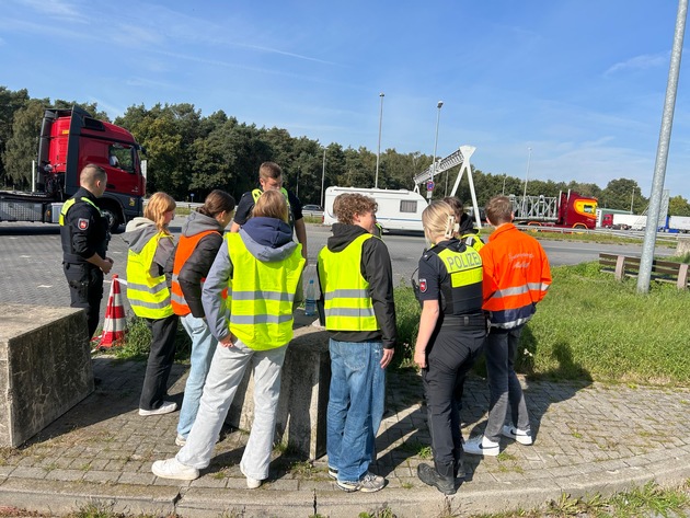 POL-EL: A30 / Bad Bentheim - Schülerpraktikanten erleben Praxistag bei Verkehrskontrolle