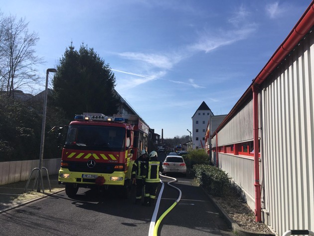 FW Mettmann: Gasausströmung auf dem Gelände der Regio-Bahn in Mettmann. Aufmerksame Mitarbeiter verhindern schlimmeres. Feuerwehr sperrte große Bereiche ab. Keine Verletzten