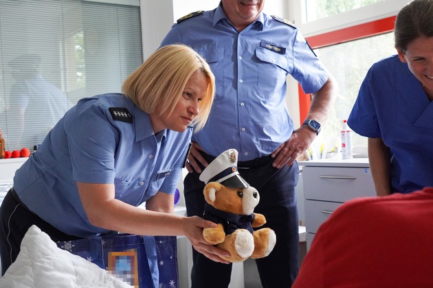 POL-PPWP: Nach Benefizfußballspiel: Spendenübergabe im Westpfalz-Klinikum