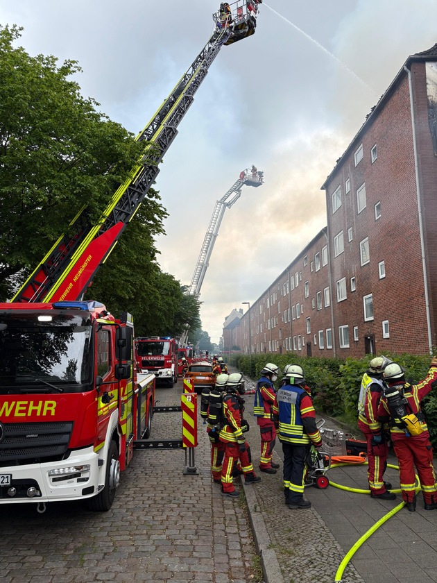 FW Neumünster: Dachstuhlbrand in der Sedanstraße - Feuerwehr verhindert weitere Brandausbreitung
