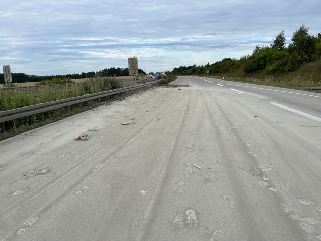 API-TH: Anhänger löst sich vom Auto - Ladung verteilt sich auf beiden Richtungsfahrbahnen