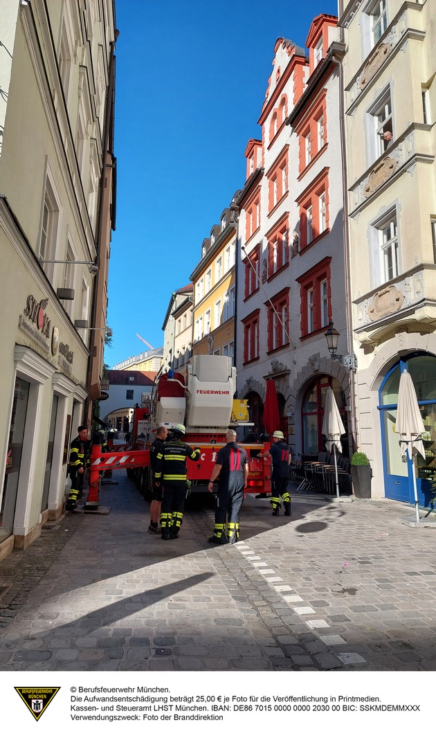 FW-M: Blechdach droht abzustürzen (Lehel)