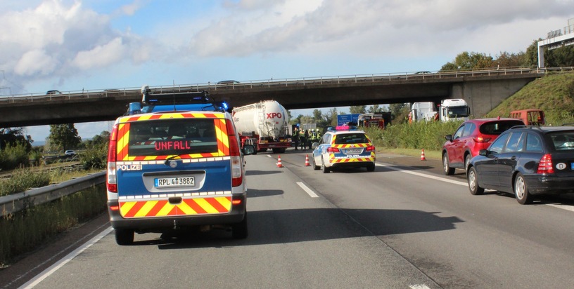 POL-PDNW: Polizeiautobahnstation - Autobahn 61, Gemarkung Mutterstadt - Verkehrsunfall mit Schwerverletztem führt zur Vollsperrung der Autobahn