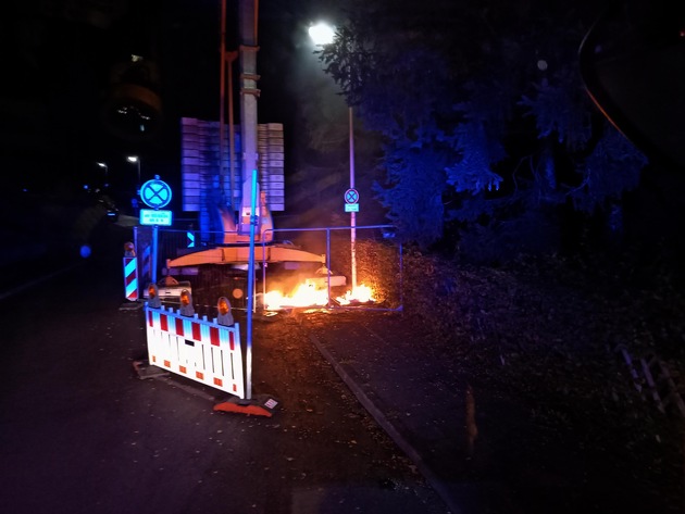 FW-EN: Mobile Toilettenkabine brannte in voller Ausdehnung - Nächtlicher Einsatz am Leharweg