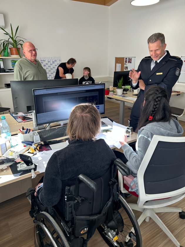 HZA-P: Schichtwechsel - Menschen mit und ohne Handicap tauschen ihren Arbeitsplatz / Gemeinsam stark: Hauptzollamt Potsdam und die DRK-Behindertenwerkstätten Potsdam gGmbH wechseln die Perspektiven
