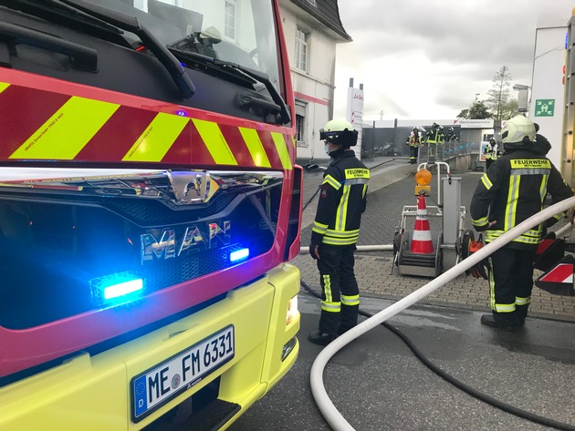 FW Mettmann: Brand eines hölzernen Anbaus ruft Feuerwehr auf den Plan