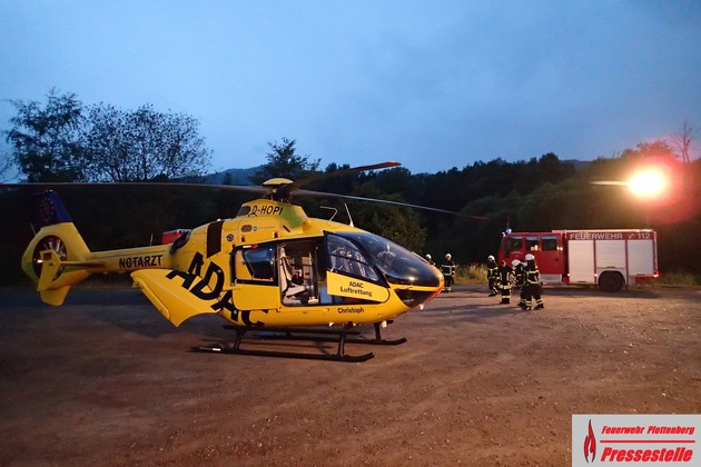 FW-PL: OT-Holthausen. Mann stürzt von Dach und wird lebensgefährlich verletzt. Rettungshubschrauber im Einsatz.