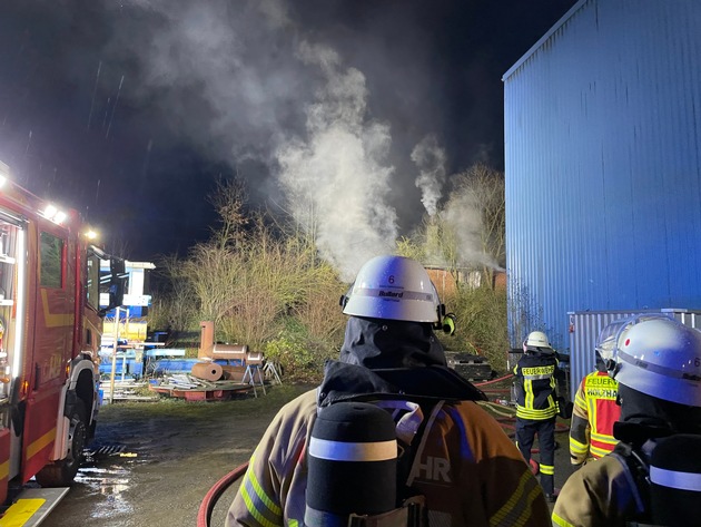 FF Bad Salzuflen: Feuer zerstört Bahngebäude / Freiwillige Feuerwehr Bad Salzuflen ist über Stunden mit 80 Kräften im Industriegebiet Holzhausen im Einsatz