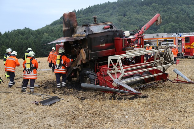 POL-HM: Brand eines Mähdreschers