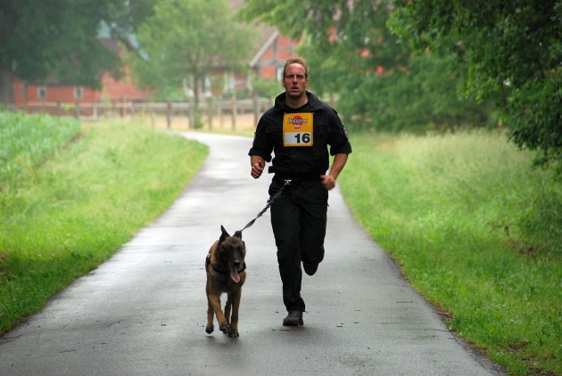 POL-NI: Wettkampf der Polizeihunde und der Diensthundführer - Innenminister Uwe Schünemann übernimmt Startschuss  -Bilder im Download-