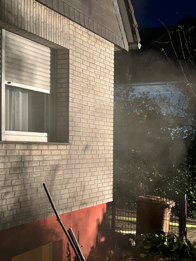 FW Ratingen: Wohnungsbrand in Souterrain Wohnung in Breitscheid