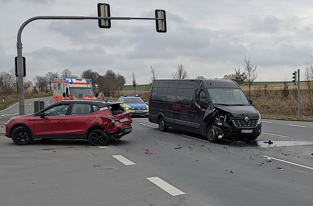 POL-HM: Verkehrsunfall sorgt auf der Bundesstraße 442 für Verkehrsbehinderungen - Autofahrerin nach Auffahrunfall in Klinik gebracht