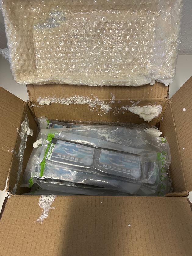 ZOLL-S: Handschellen klicken an der Packstation, Z&ouml;llner stellen Paket mit 1,8 Kilo Haschisch sicher