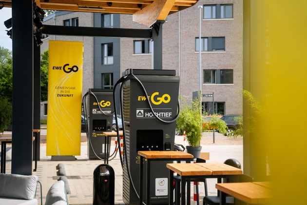 EWE Go und HOCHTIEF eröffnen bisher größten überdachten Ladepark in Oldenburg