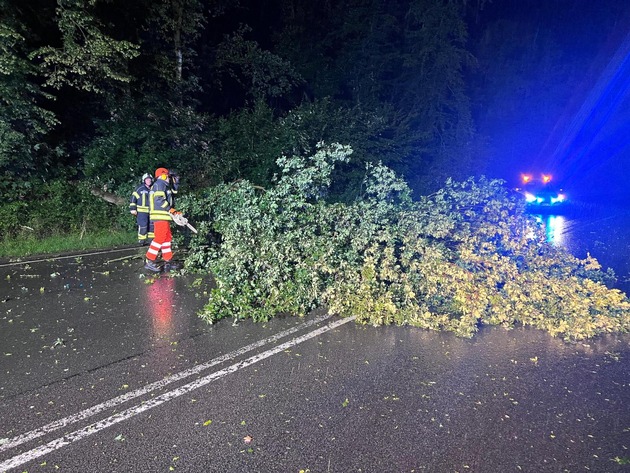 FW-EN: Querspange durch Baum versperrt &amp; Verkehrsunfall auf der Schmiedestraße